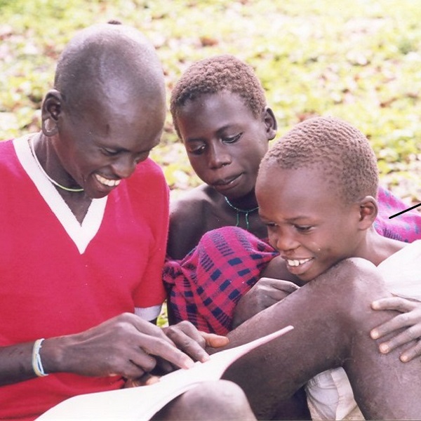 Suri people reading